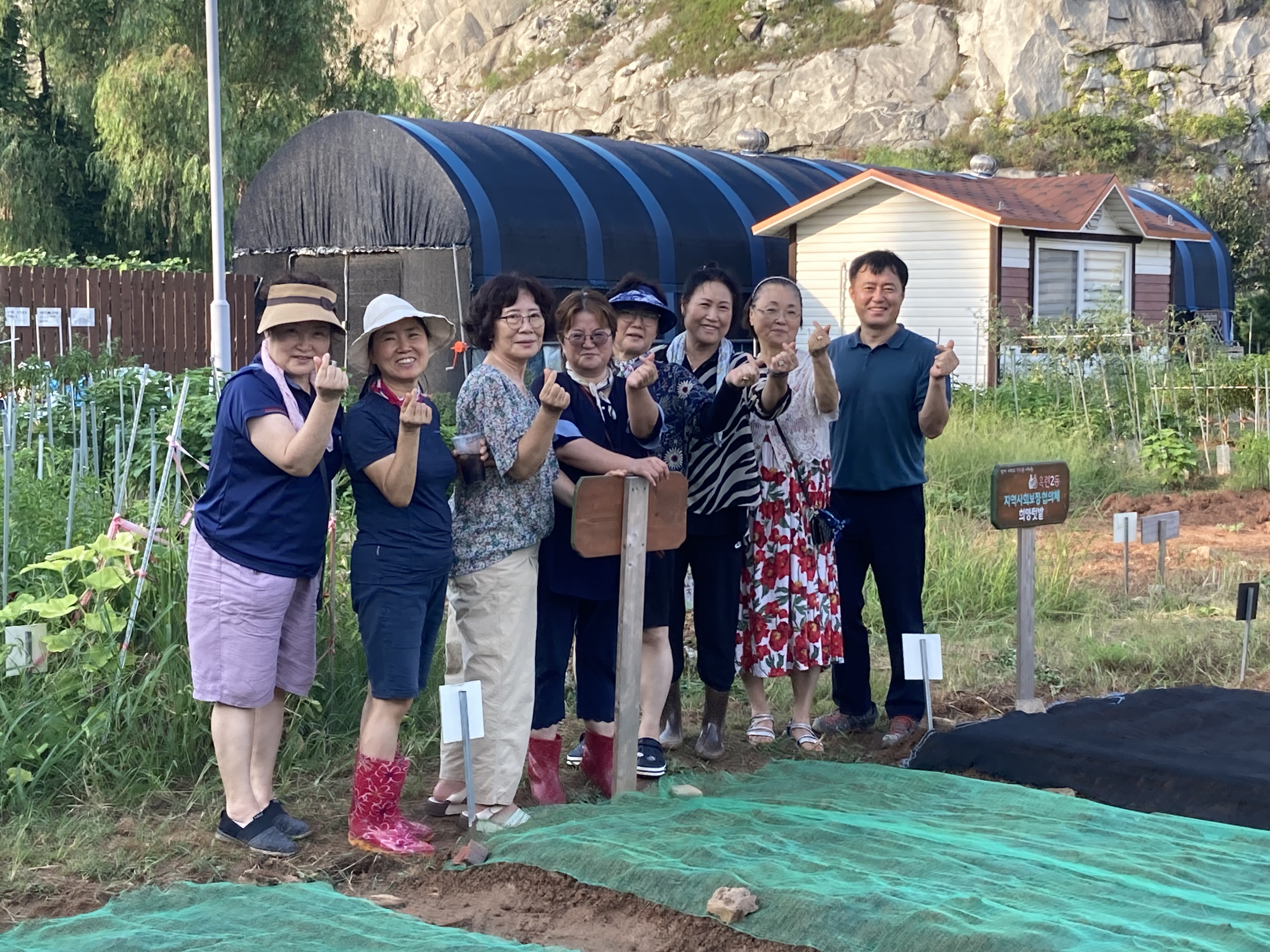 연수구 옥련2동 지역사회보장협의체는 가을을 맞아 송도석산의 희망텃밭 재정비와 함께 새로운 나눔을 위한 작물들을 가꾸는 하반기 사업을 시작했다